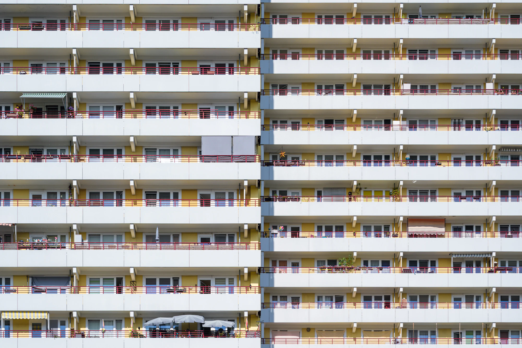Fassade eines großen Berliner Mehrfamilienhauses mit vielen Balkonen