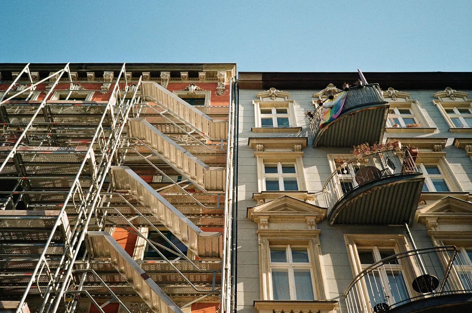 Berliner Altbaufassade, teilweise mit Gerüst